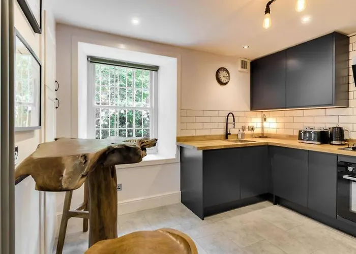 Lovely 2 Bedroom Garden Flat In Trendy West End *