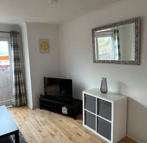 Modern 2 Bedroom Flat Near Centre