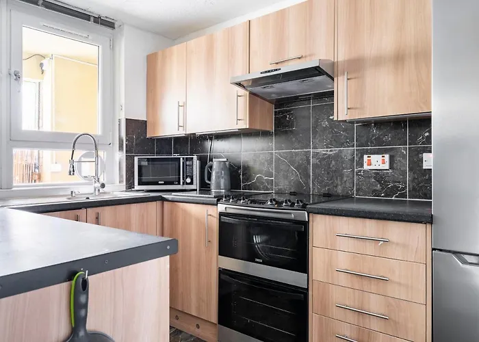 Lovely 1-bedroom With Balcony In West End Glasgow