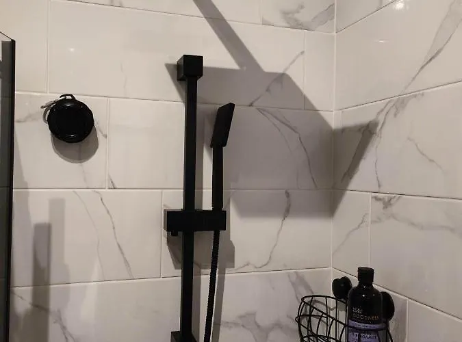 Beautiful Self Contained With Garden Appartamento