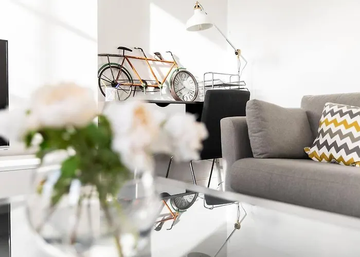 West End 5 Min Walk To Secc And Hydro *