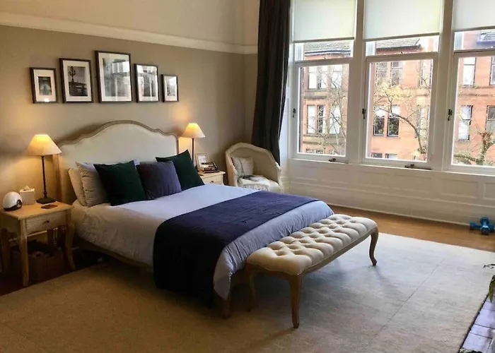 Spacious 3 Bed Flat In The Heart Of The West End. *