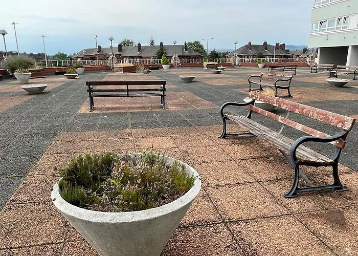 West End Hidden Gem - Modern 2-bedroom With Residents Patio * Glasgow