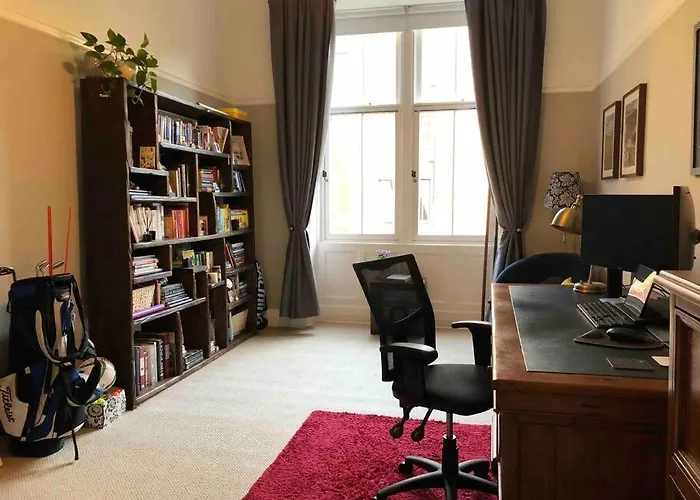 Spacious 3 Bed Flat In The Heart Of The West End. Apartment