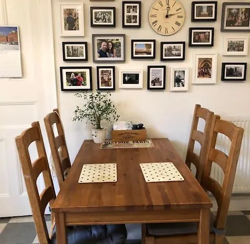 Spacious 3 Bed Flat In The Heart Of The West End. Apartment *