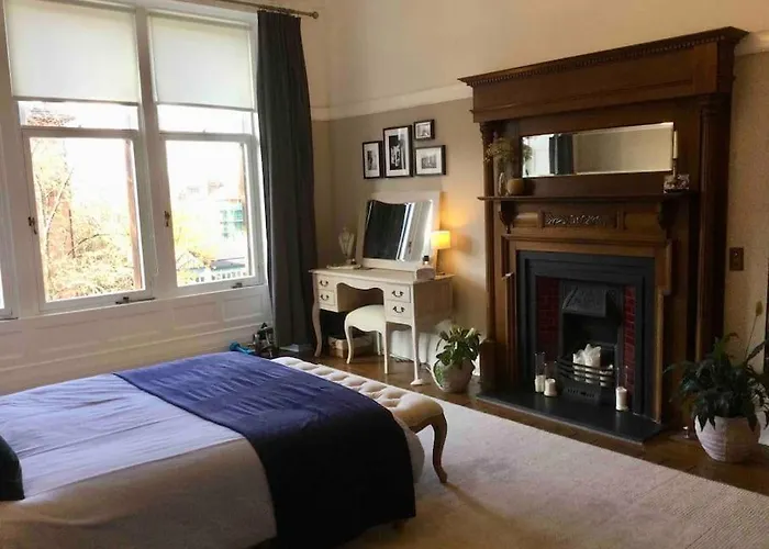 Apartment Spacious 3 Bed Flat In The Heart Of The West End. *