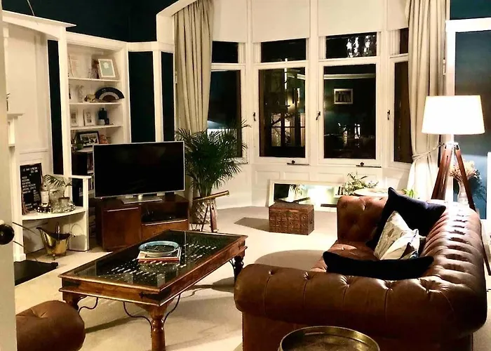 Spacious 3 Bed Flat In The Heart Of The West End. * Glasgow