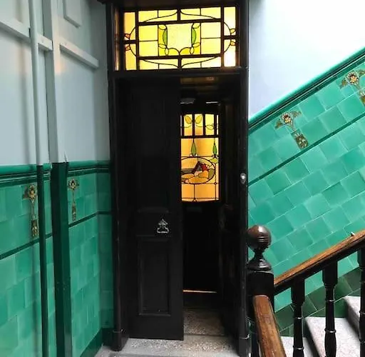 Spacious 3 Bed Flat In The Heart Of The West End.