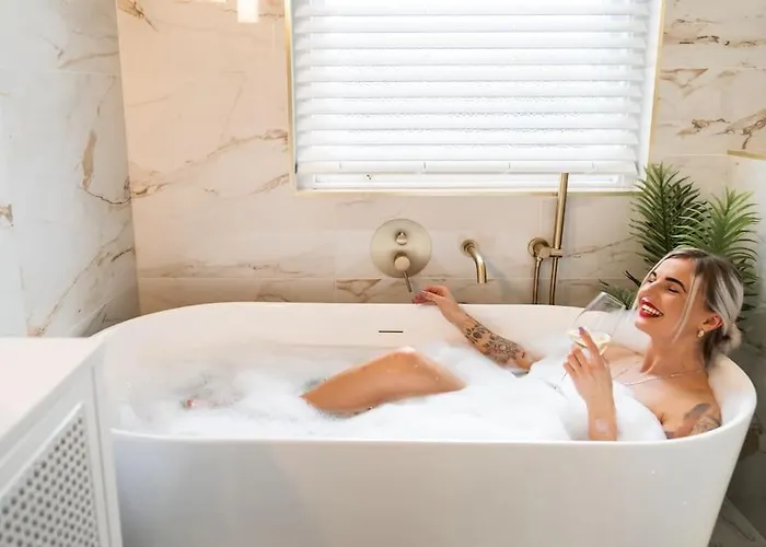 The Devonshire - Your 5 Star West End Stay!