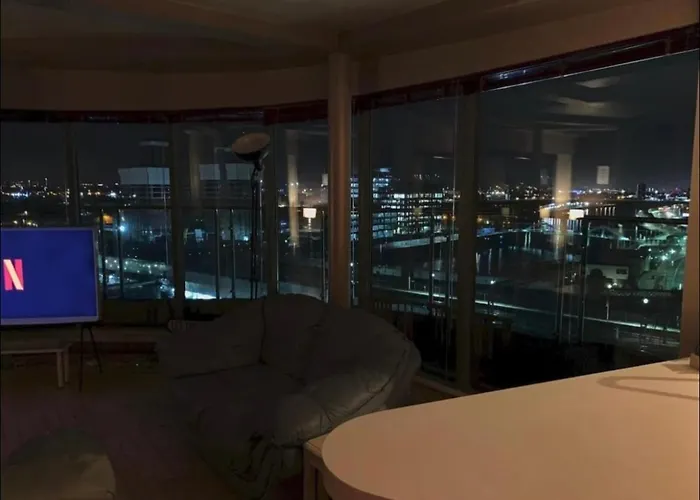 Apartman Designer Penthouse With Riverviews - G1 Centre, 3 Bedrooms, 2 Bathrooms, 1 Living / Kitchen. Full Floor, Wrap Around Terrace, Panoramic Views, Off Station / Buchanan Street