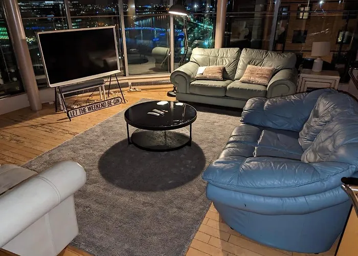 Designer Penthouse With Riverviews - G1 Centre, 3 Bedrooms, 2 Bathrooms, 1 Living / Kitchen. Full Floor, Wrap Around Terrace, Panoramic Views, Off Station / Buchanan Street * Glasgow