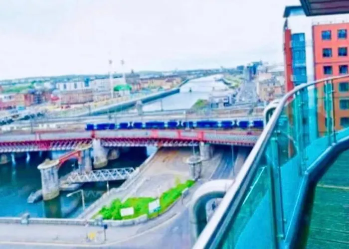 Apartman Designer Penthouse With Riverviews - G1 Centre, 3 Bedrooms, 2 Bathrooms, 1 Living / Kitchen. Full Floor, Wrap Around Terrace, Panoramic Views, Off Station / Buchanan Street *