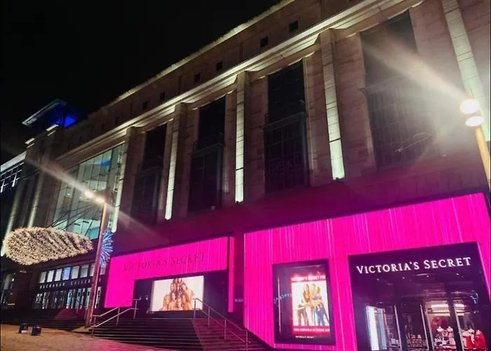 Apartman Designer Penthouse With Riverviews - G1 Centre, 3 Bedrooms, 2 Bathrooms, 1 Living / Kitchen. Full Floor, Wrap Around Terrace, Panoramic Views, Off Station / Buchanan Street *