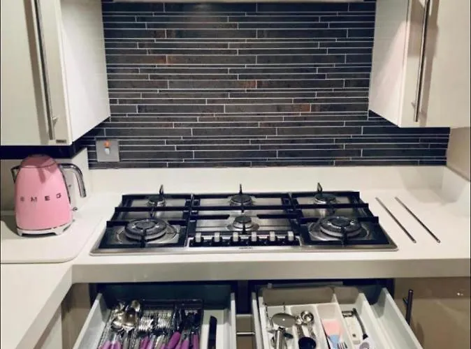 Designer Penthouse With Riverviews - G1 Centre, 3 Bedrooms, 2 Bathrooms, 1 Living / Kitchen. Full Floor, Wrap Around Terrace, Panoramic Views, Off Station / Buchanan Street