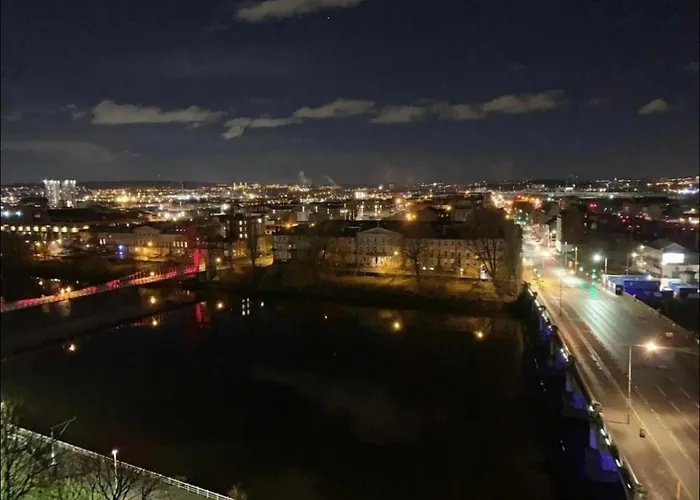 Designer Penthouse With Riverviews - G1 Centre, 3 Bedrooms, 2 Bathrooms, 1 Living / Kitchen. Full Floor, Wrap Around Terrace, Panoramic Views, Off Station / Buchanan Street Lejlighed