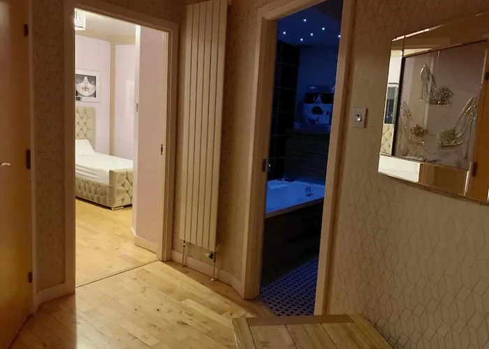 Apartman Designer Penthouse With Riverviews - G1 Centre, 3 Bedrooms, 2 Bathrooms, 1 Living / Kitchen. Full Floor, Wrap Around Terrace, Panoramic Views, Off Station / Buchanan Street