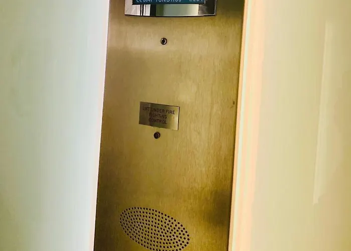 Apartman Designer Penthouse With Riverviews - G1 Centre, 3 Bedrooms, 2 Bathrooms, 1 Living / Kitchen. Full Floor, Wrap Around Terrace, Panoramic Views, Off Station / Buchanan Street