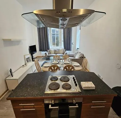 65 Renfield St 2 Bed Глазго