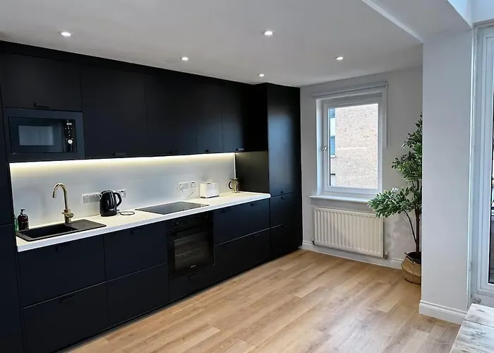 3 Bedroom/3 Bathroom Large Flat Near Ovo Hydro *