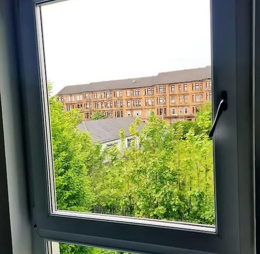 Vakantiehuis Spacious 5bed House, Free Parking, No Party ! Glasgow