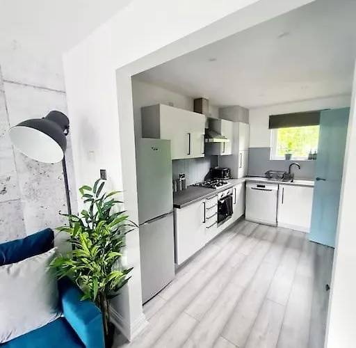 בית נופש Spacious 5bed House, Free Parking, No Party ! גלאזגו