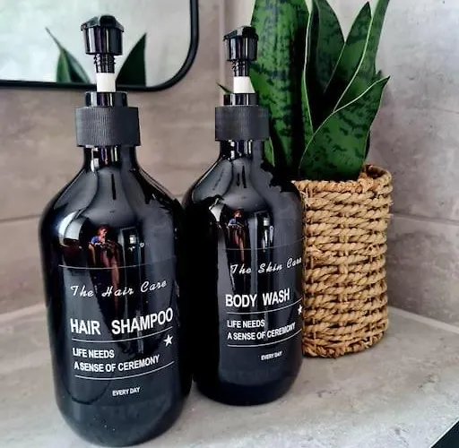 Spacious 5bed House, Free Parking, No Party ! Vakantiehuis