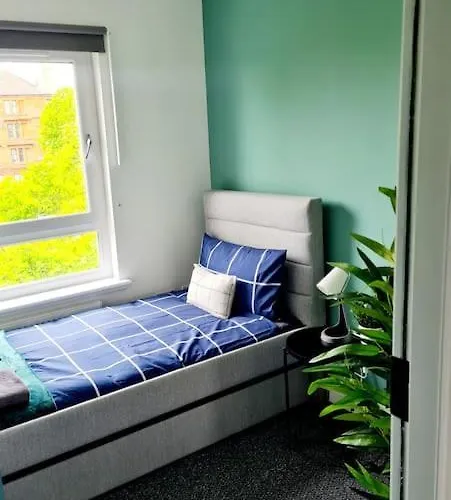 בית נופש Spacious 5bed House, Free Parking, No Party !