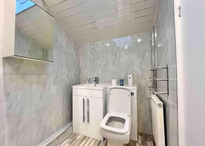 Spacious 3 Bedroom In - Free Parking Casa vacanze *