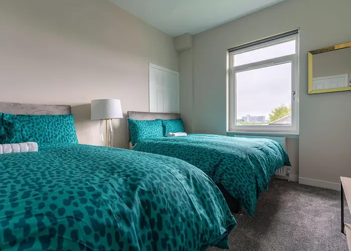 4 Bedrooms Homely House - Sleeps 6 Comfortably With 6 Double Beds,glasgow, Free Street Parking, Business Travellers, Contractors, & Holiday-goers, Near Major Transport Links In & Centre, Perfect For Common Wealth Games 2026 Апартаменты