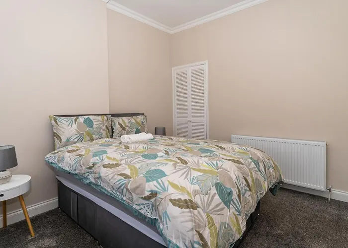 4 Bedrooms Homely House - Sleeps 6 Comfortably With 6 Double Beds,glasgow, Free Street Parking, Business Travellers, Contractors, & Holiday-goers, Near Major Transport Links In & Centre, Perfect For Common Wealth Games 2026 Апартаменты Глазго