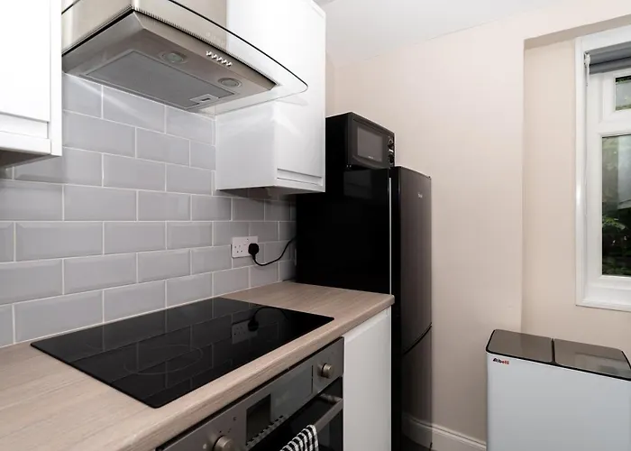 Апартаменты 4 Bedrooms Homely House - Sleeps 6 Comfortably With 6 Double Beds,glasgow, Free Street Parking, Business Travellers, Contractors, & Holiday-goers, Near Major Transport Links In & Centre, Perfect For Common Wealth Games 2026 *