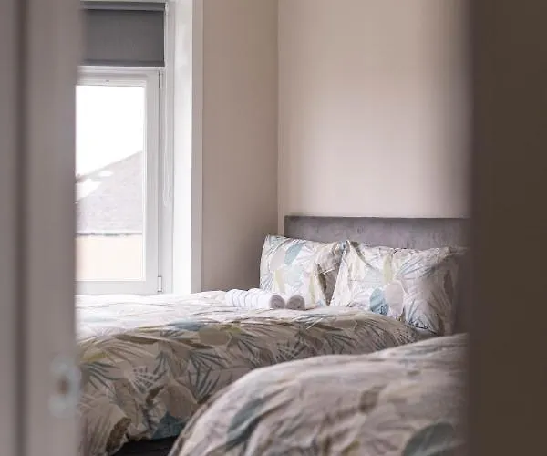 4 Bedrooms Homely House - Sleeps 6 Comfortably With 6 Double Beds,glasgow, Free Street Parking, Business Travellers, Contractors, & Holiday-goers, Near Major Transport Links In & Centre, Perfect For Common Wealth Games 2026 Глазго