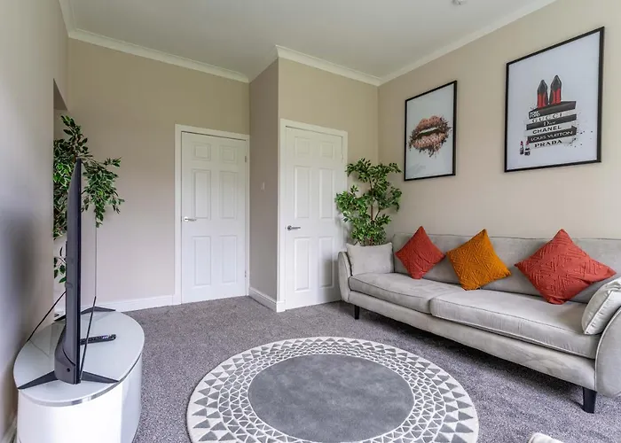 Апартаменты 4 Bedrooms Homely House - Sleeps 6 Comfortably With 6 Double Beds,glasgow, Free Street Parking, Business Travellers, Contractors, & Holiday-goers, Near Major Transport Links In & Centre, Perfect For Common Wealth Games 2026