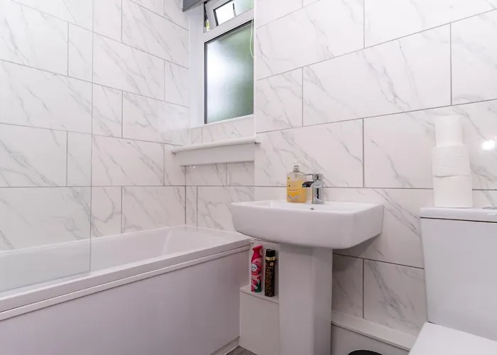 4 Bedrooms Homely House - Sleeps 6 Comfortably With 6 Double Beds,glasgow, Free Street Parking, Business Travellers, Contractors, & Holiday-goers, Near Major Transport Links In & Centre, Perfect For Common Wealth Games 2026