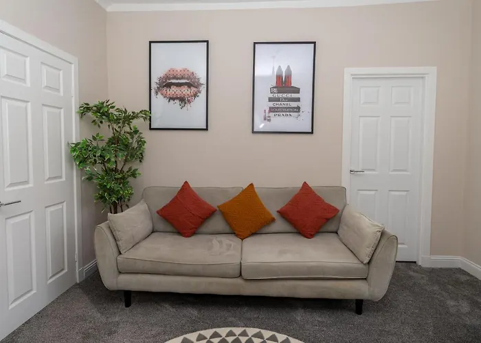4 Bedrooms Homely House - Sleeps 6 Comfortably With 6 Double Beds,glasgow, Free Street Parking, Business Travellers, Contractors, & Holiday-goers, Near Major Transport Links In & Centre, Perfect For Common Wealth Games 2026 Глазго