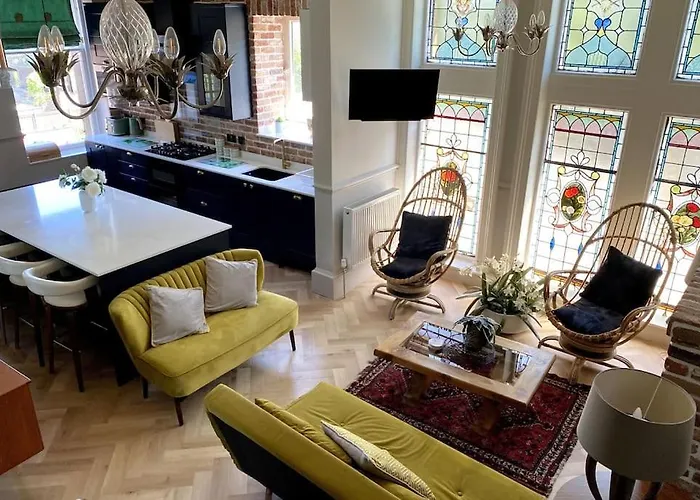 Stunning 3 Bedroom Victorian Near Pollok Country Park Apartment