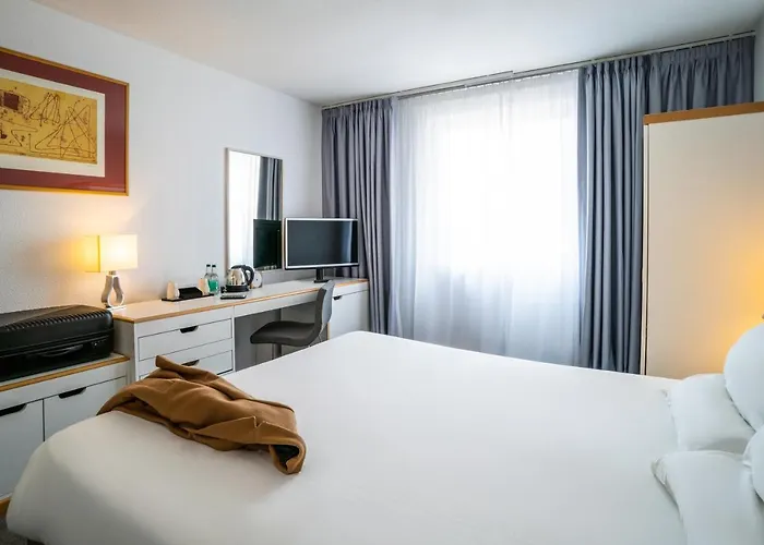 מלון Novotel Centre 4*