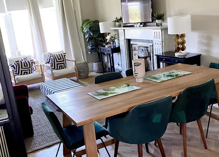 Stunning 3 Bedroom Victorian Near Pollok Country Park Apartment