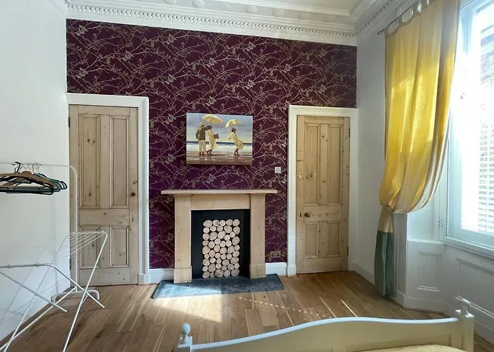 Stunning West End Flat! アパート