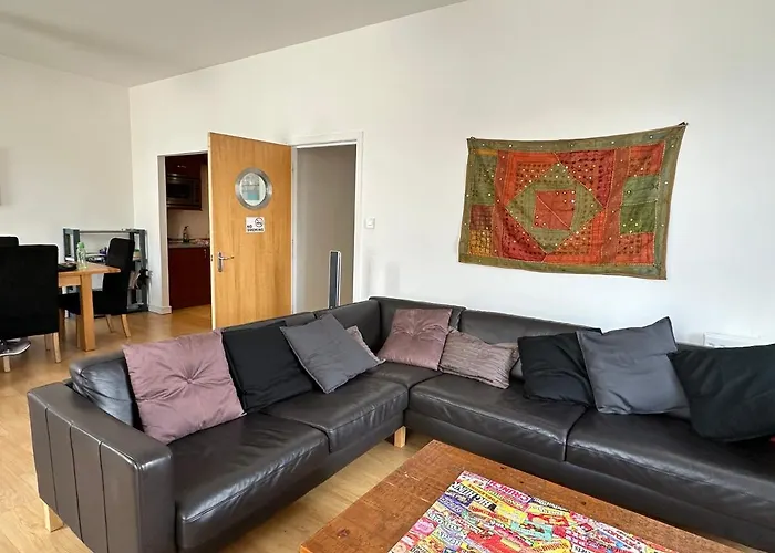 Comfy Two Bedroom Right In The Centre דירה *
