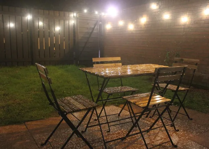 Peaceful House In The Heart Of City, Close To Queen Elizabeth Hospital And Govan Subway, Free Private Parking