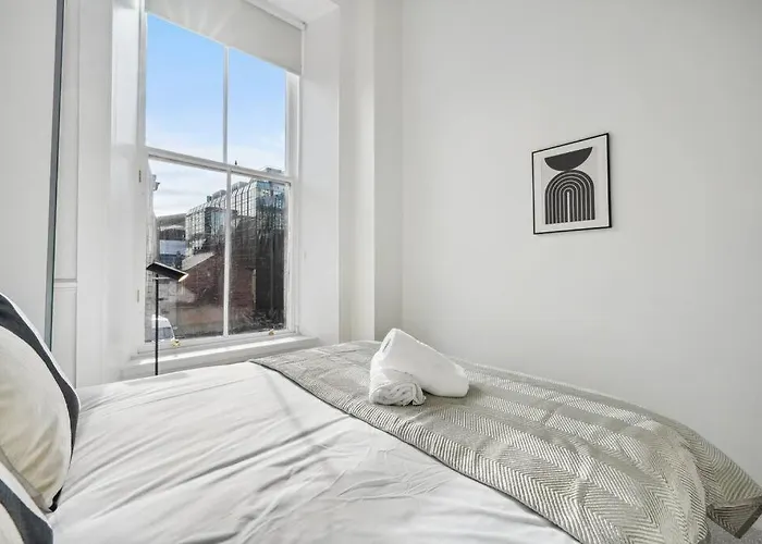 1 Bed Blythswood Flat *