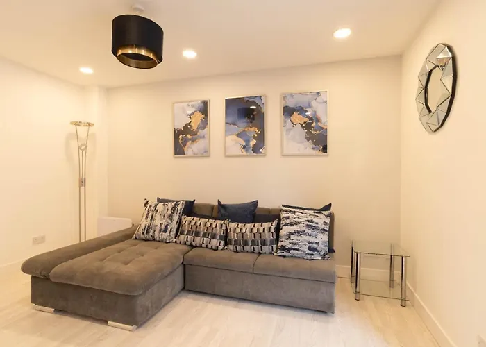 City, West End, Private Parking Apartment