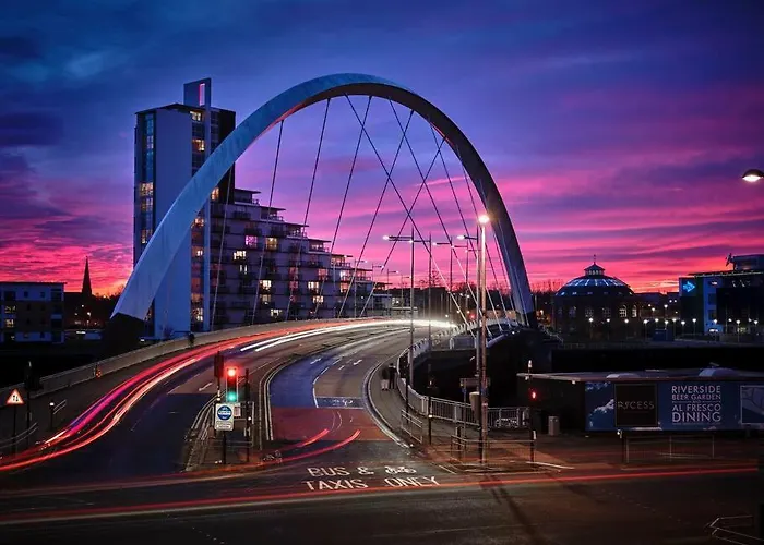 Glasgow, Finnieston Luxury 2 Bed With Parking, E-check In, Hi-fi شقة