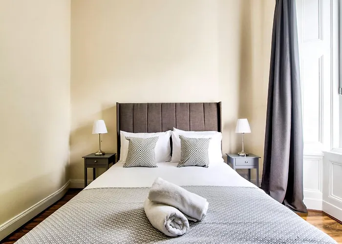 Apartamento Stunning 5 Bedroom Apt, Close To Centre, Sec, Hydro And Motorway *