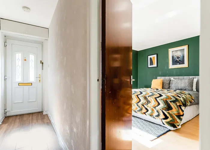 Spacious 2-bedroom Main Door With Private Parking Apartment Glasgow