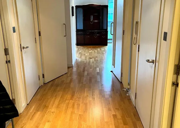 Spacious Queen Bed Centre Penthouse With Balcony - Homeshare - Live In Host 홈스테이 *