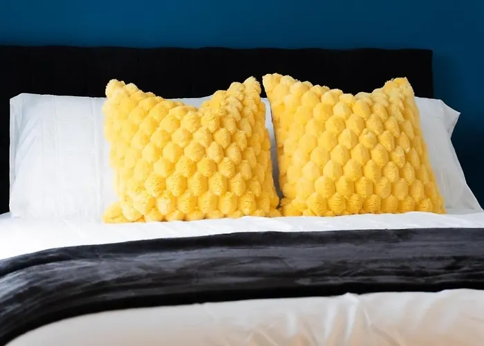 Stylish House With Private Parking