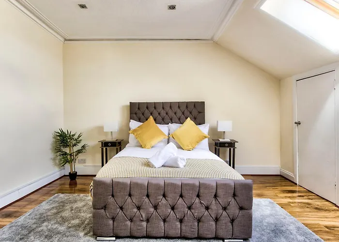 Stunning 5 Bedroom Apt, Close To Centre, Sec, Hydro And Motorway Glasgow