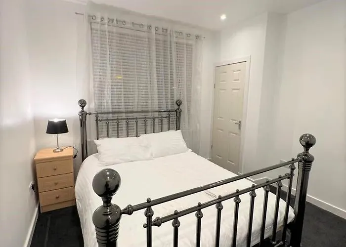 Lovely 2 Bed Close To Silverburn Mall